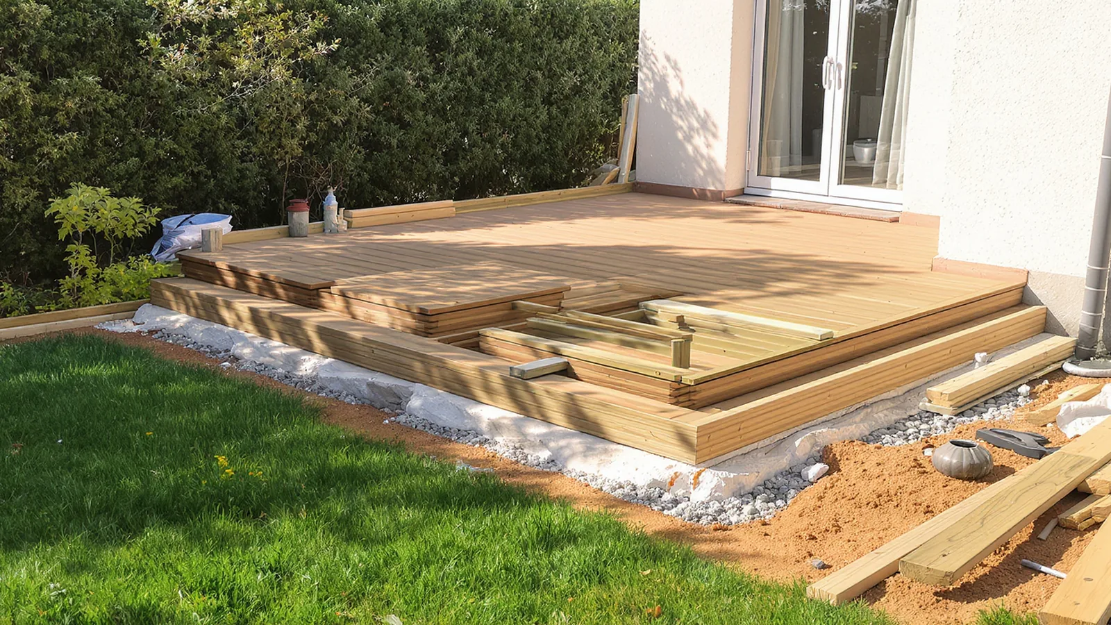 Terrasse im Bau mit Belag, Unterbau und Werkzeug