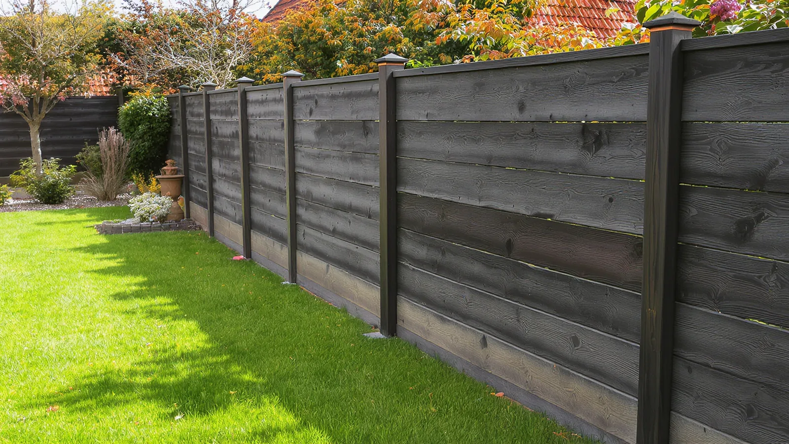 Zaunmaterial mit Pfosten, Tor und vorbereitetem Gartenrand