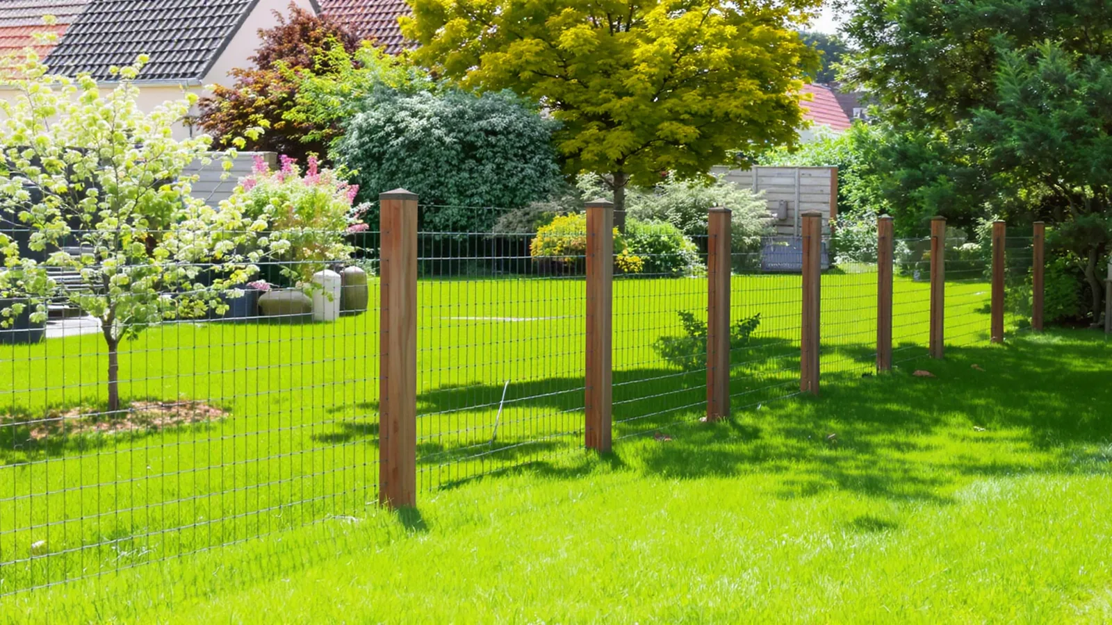 Ausgerichtete Zaunpfosten entlang einer geraden Gartenkante